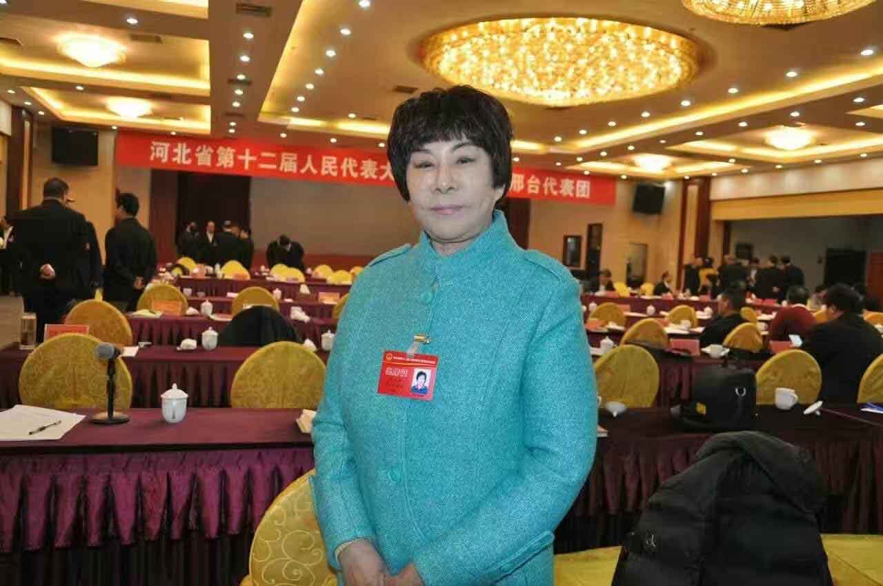她是掌舵人     为孤儿她是好妈妈     她是河北春蕾集团董事长刘玉芬